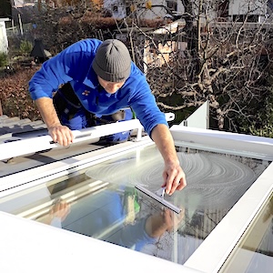 Der-beste-Fensterreiniger-in-Lauf-Reinigung-eines-Glasdachs