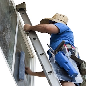 Fensterputzen-auf-einer-Leiter-im-ersten-Stock.