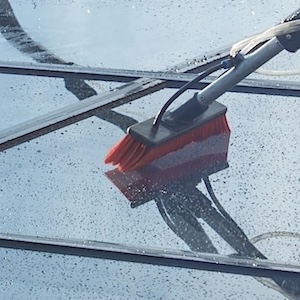 Moderne-Fensterreinigung-mit-reinem-Wasser-in-Lauf-an-der-Pegnitz-2026